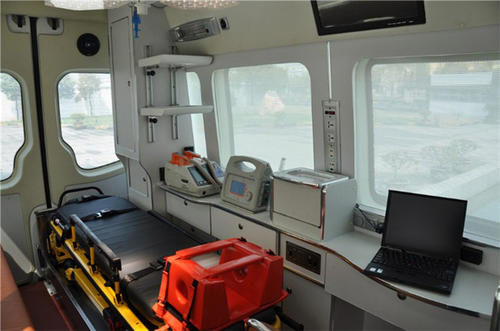兴县救护车内部